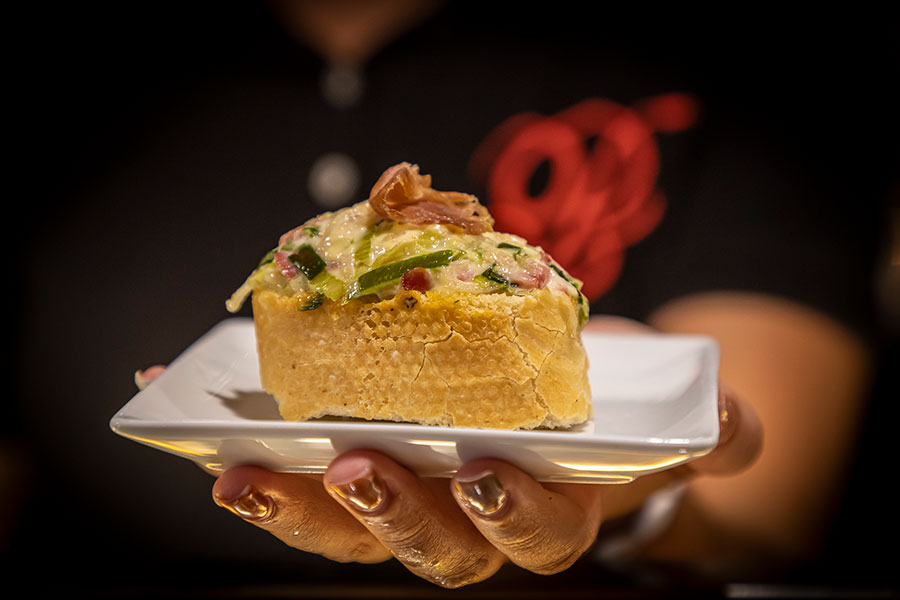 Mano sujetando pintxo emplatado