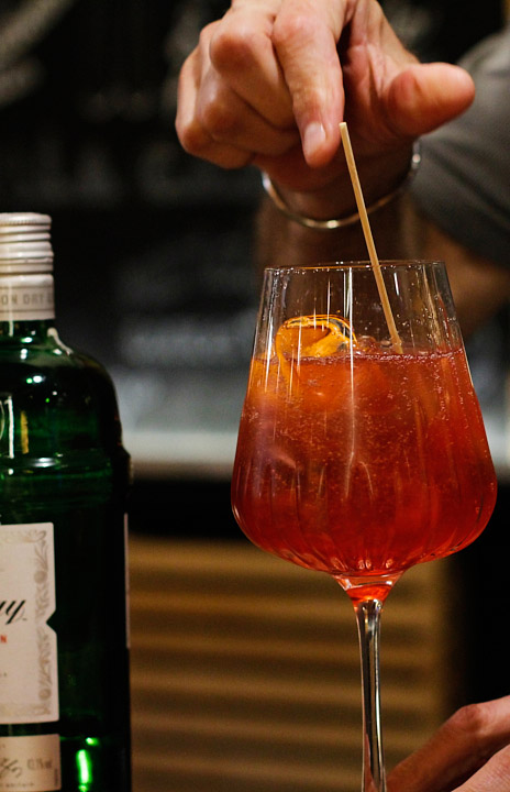 Camarero preparando cóctel