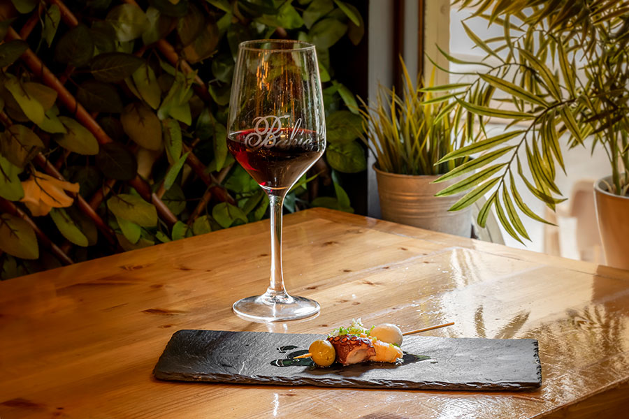 Pintxo de pulpo y copa de vino