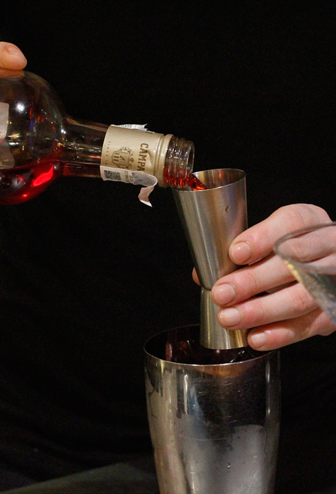 Coctelera sirviendo vermut en vaso